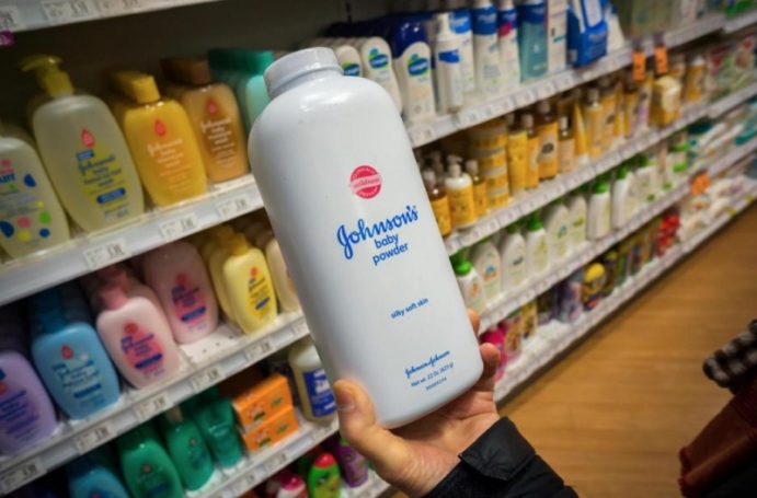Johnson & Johnson обвиняют в использовании асбеста в детской присыпке