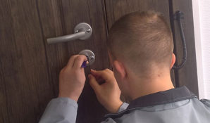 Как открыть замок ножом