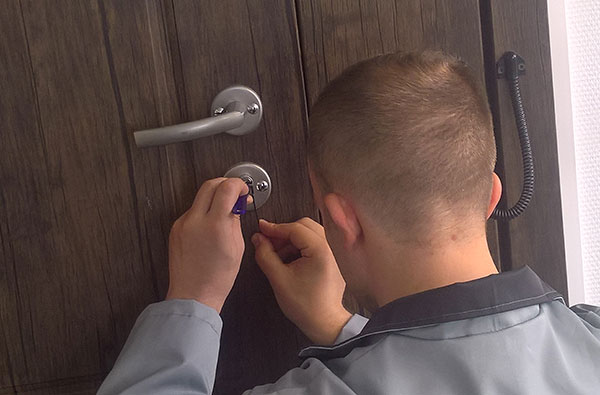 Как открыть замок ножом