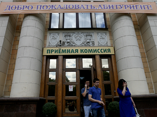 В московских вузах становится больше столичных школьников