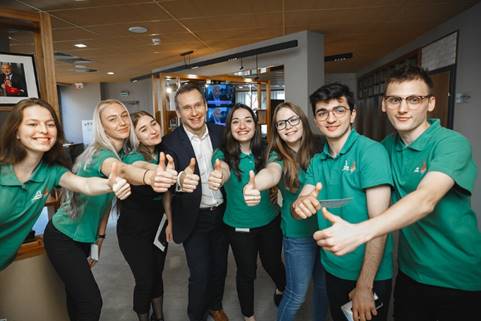 «Макдоналдс» трудоустроит 2 млн молодых людей