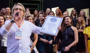 В рамках Международного дня красоты в Москва-Сити создали самый длинный подиум в мире