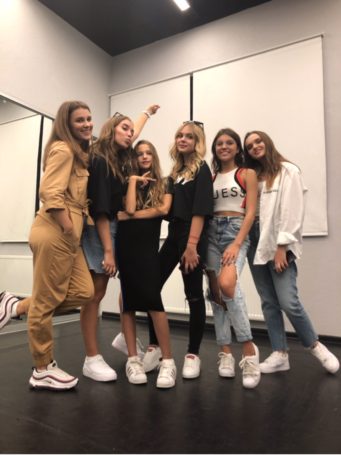 Топ-блогера Лизу Анохину приняли в культовую поп-группу Open Kids