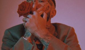 Рэп-исполнитель Ганвест осыпал своих фанатов цветами