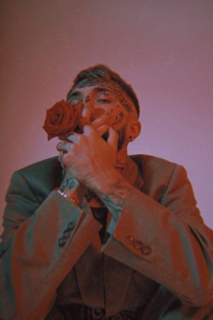 Рэп-исполнитель Ганвест осыпал своих фанатов цветами