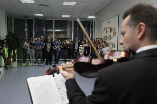 В Новосибирской пивоварне «Балтика» струнный ансамбль устроил концерт