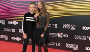 Лиза Анохина и Ольга Бузова сравнили достижения на Премии MusicBox