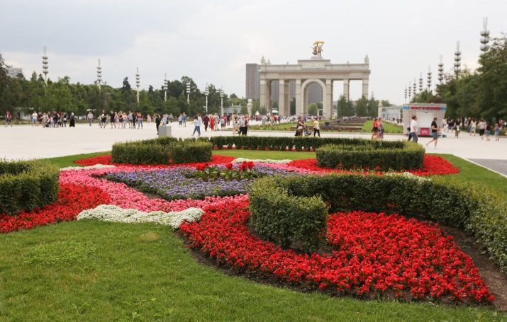 Ландшафтный парк ВДНХ расцвел декоративными цветами и фруктовыми деревьями