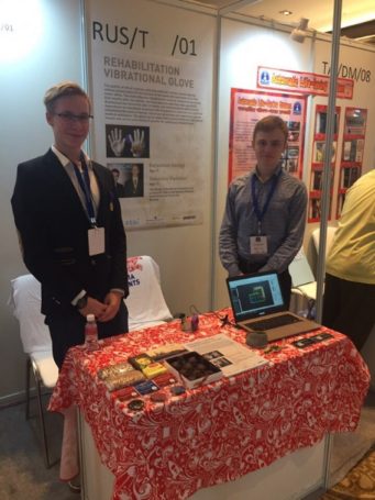 Школьники из Москвы получили серебро за создание тренажера для реабилитации после инсультов