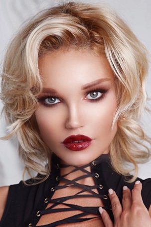 Яна Каролина Отман дебютировала в качестве певицы