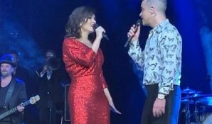 Российская оперная дива Ольга Перетятько спела с Робби Уильямсом на гала-ужине в Париже