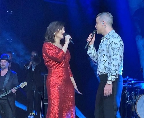 Российская оперная дива Ольга Перетятько спела с Робби Уильямсом на гала-ужине в Париже