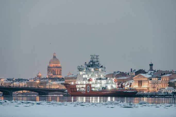 Новый ледокол «Газпром нефти» совершил демонстрационный поход по Неве