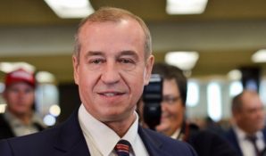 Губернатора Иркутской области Сергея Левченко требуют уволить за издевательства над медведем