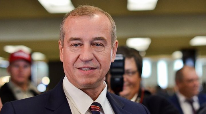 Губернатора Иркутской области Сергея Левченко требуют уволить за издевательства над медведем