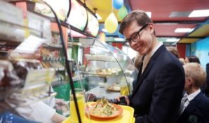 Столичные школьники из САО теперь смогут заказать «Цезарь» в столовой