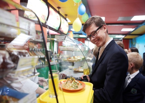 Столичные школьники из САО теперь смогут заказать «Цезарь» в столовой