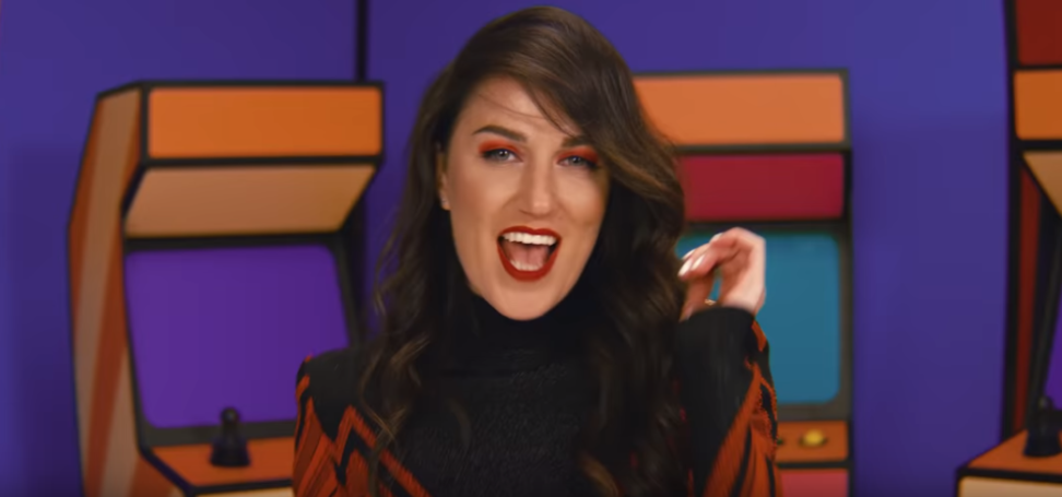 Романтическую тайну поэта Михаила Гуцериева раскрыл видеоклип «Какими-такими» в стиле ретро