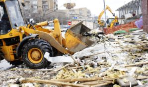 Возведенный без разрешения пристрой к жилому дому снесли в Юго-западном округе Москвы