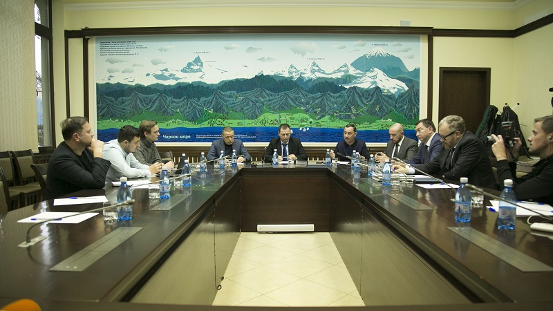 Блогеры из проекта «Давайте разберёмся» и политик Никита Исаев изучили наболевшие проблемы Сочи