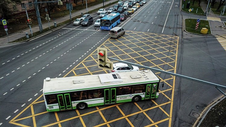 Штрафы за «вафельницу» позволят общественному транспорту поехать