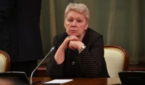 Президент призвал главу Минпросвещения следить за зарплатами школьных преподавателей в регионах