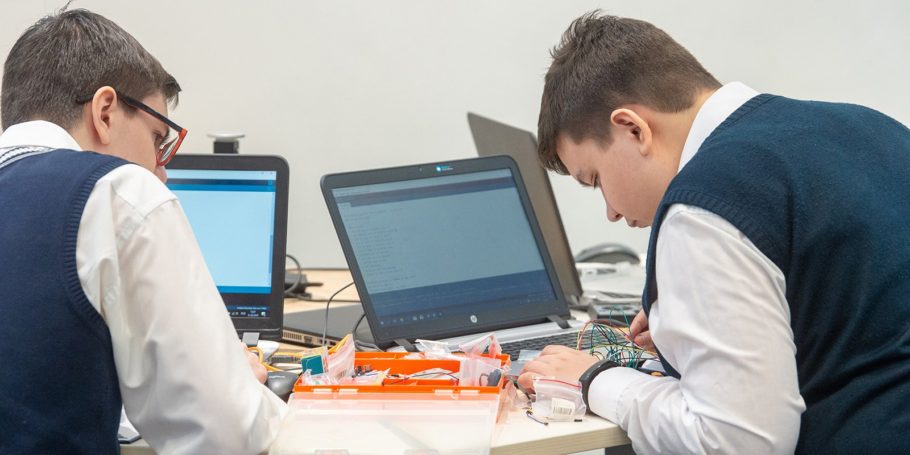 Сергей Собянин поручил создать около 30 ИТ-классов в школах