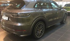 Модель Кира Арсенина получила в подарок автомобиль