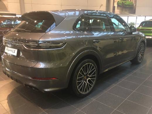 Модель Кира Арсенина получила в подарок автомобиль