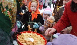 Участники масленичных гуляний бесплатно полакомятся блинами в московском ТЦ