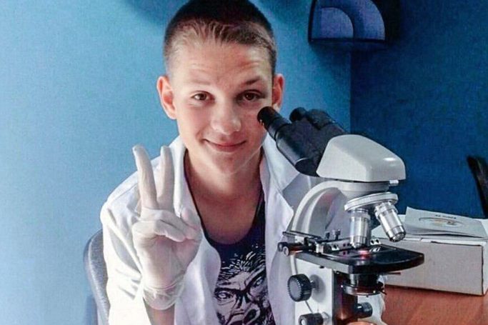 Ученик медицинского класса столичной школы спас жизнь пассажиру самолета