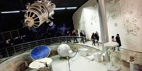 Исаак Калина ответит на вопросы журналистов после пресс-конференции, посвященной урокам в московских музеях