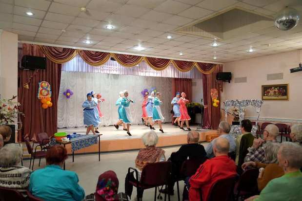 Благотворительные праздничные концерты: ансамбль танца «Ровесник» чествует героев страны