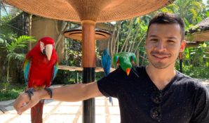 Певец Норис отдыхает на Бали недалеко от вулкана Агунг