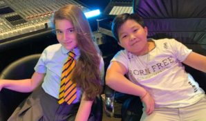 Микелла Абрамова и Ержан Максим исполнили песню на камеру