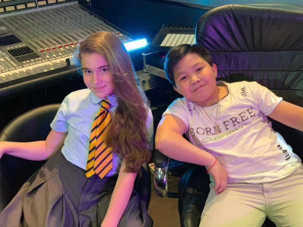 Микелла Абрамова и Ержан Максим исполнили песню на камеру