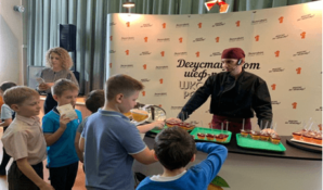 В школах СЗАО повара научили детей готовить какао, желе и омлет