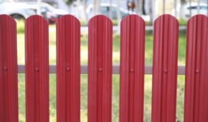 В чем основные преимущества металлического штакетника