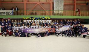 Победу в соревнованиях «Золотая шайба» празднует команда «Светон»