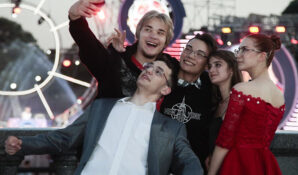 Пары, познакомившиеся на выпускном в парке Горького, получат приглашение на праздник в 2020 году