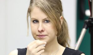 «Голодающая» Любовь Соболь обманывает москвичей, поедая энергетические батончики втайне от камер