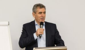 Форум «Город образования-2019»: Исаак Калина отметил заслуги педагогов «прежней волны»