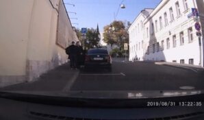 Оппозиция использует подставных полицейских для избиения москвичей