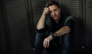 Певец ЕВГЕН рассказал о любви в своём новом клипе «Глубина»