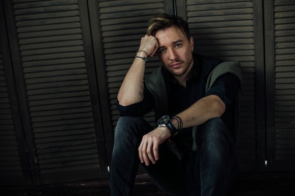 Певец ЕВГЕН рассказал о любви в своём новом клипе «Глубина»