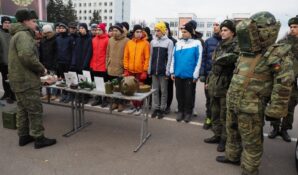 Здесь столовая, там казармы: призывникам из Москвы показали армейский быт