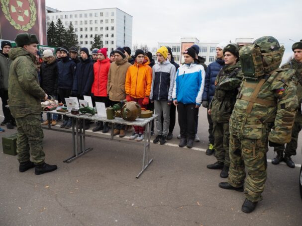 Здесь столовая, там казармы: призывникам из Москвы показали армейский быт