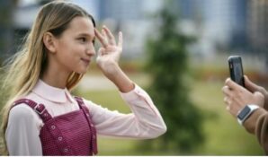 Лиза Анохина выступила в качестве блогера-эксперта от России в сюжете агентства Франс Пресс