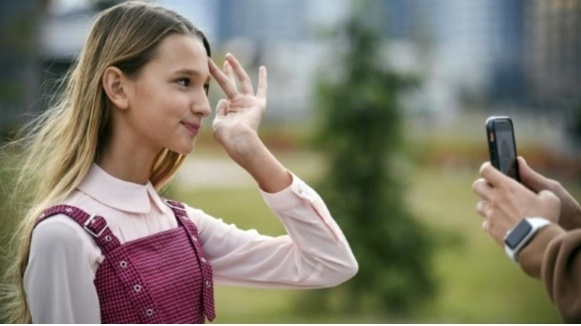 Лиза Анохина выступила в качестве блогера-эксперта от России в сюжете агентства Франс Пресс