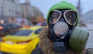 На пикетах в Москве и Питере активисты «Зеленой альтернативы» предложили отказаться от машин в новогодние дни